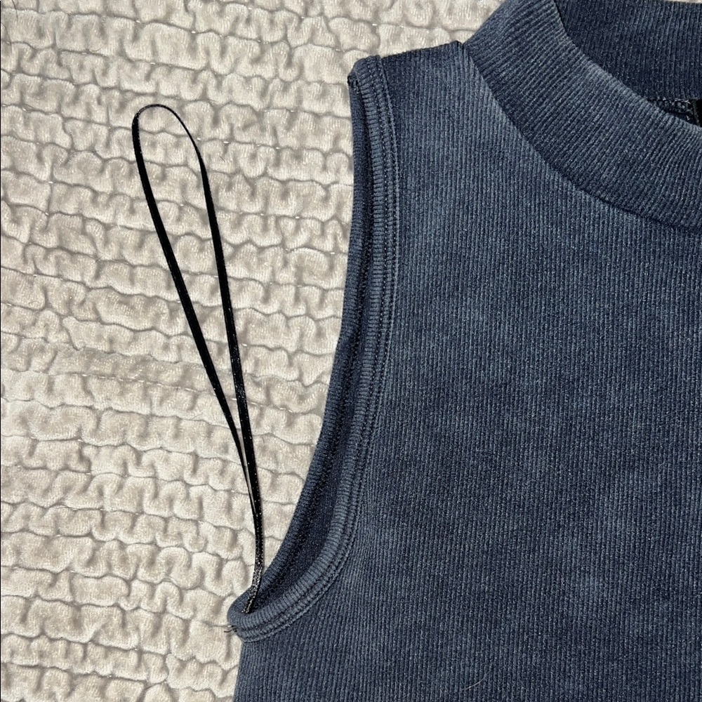 Sleeveless Gray Ribbed Top - Picture 4 of 5